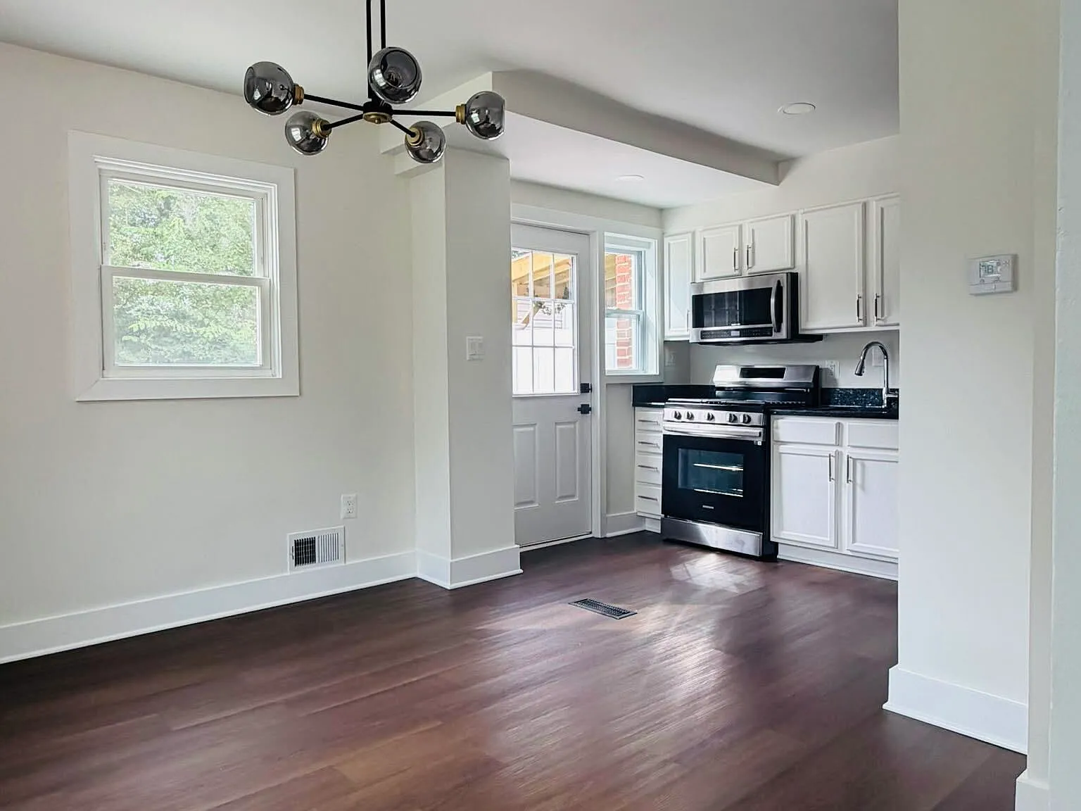 3 bed, 1076 sqft, $2,400 — Photo 3