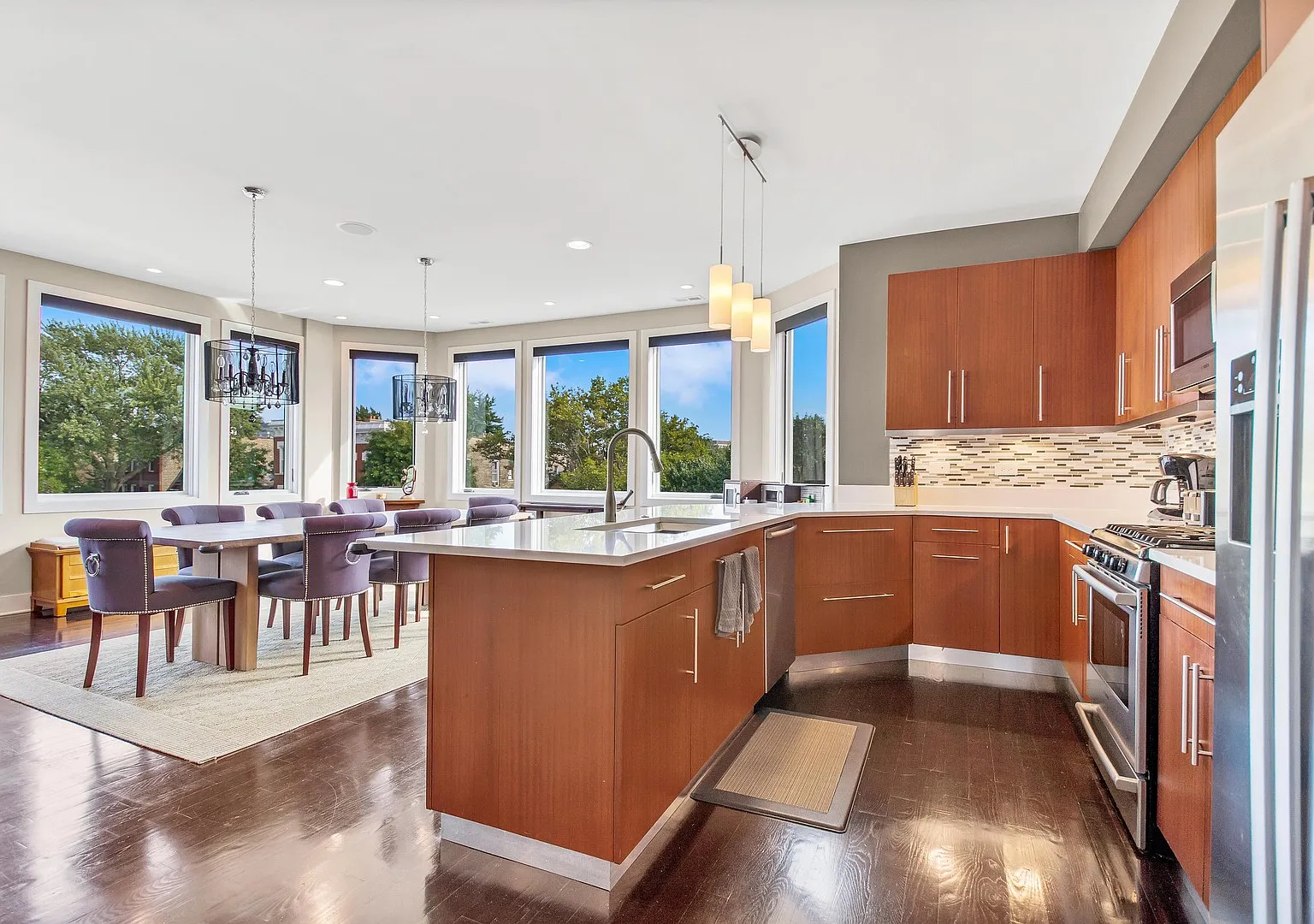 3 bed, 2.0 bath, 2865 sqft, $6,475 — Photo 3