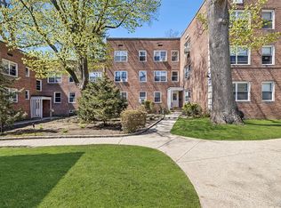 1 Edwards St APT 3C, Roslyn Heights, NY 11577