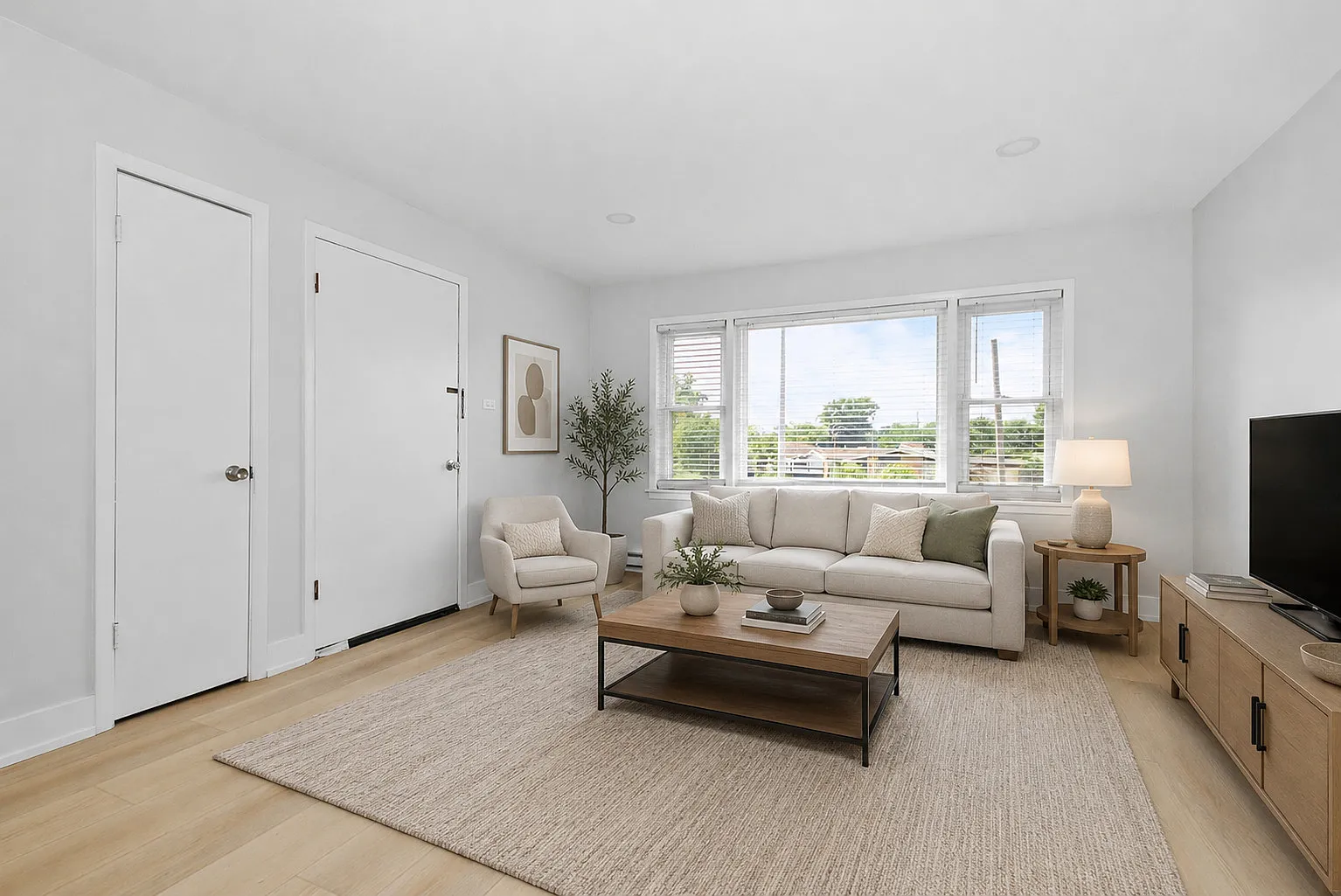 3 bed, 1.0 bath, 1100 sqft, $2,200 — Photo 2