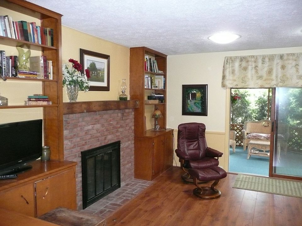 2nd image of 321 Pearl St