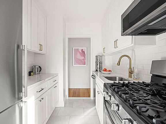 5th image of 245 Henry St APT 5C