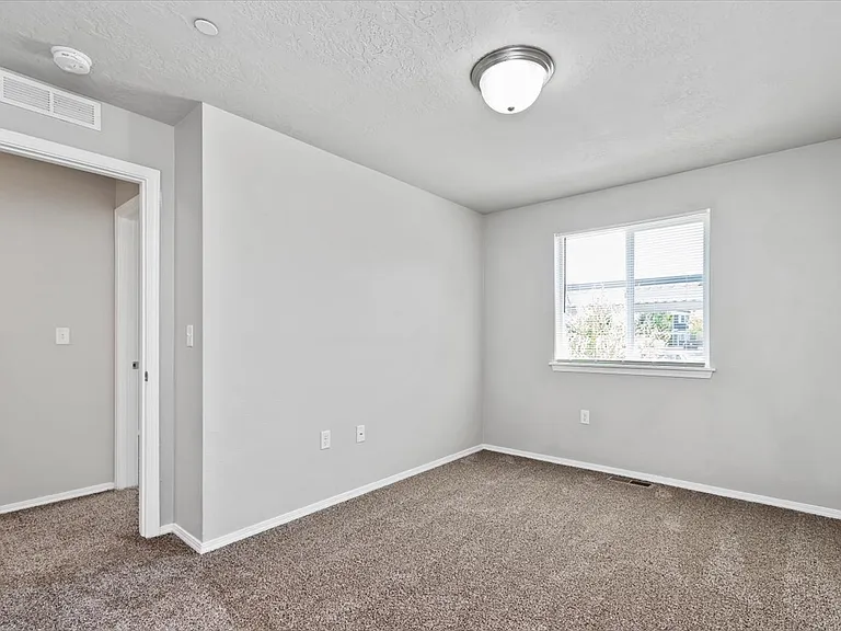 Creekside Apartments — Photo 18