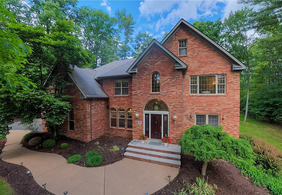 1st image of 10 Linden Ln