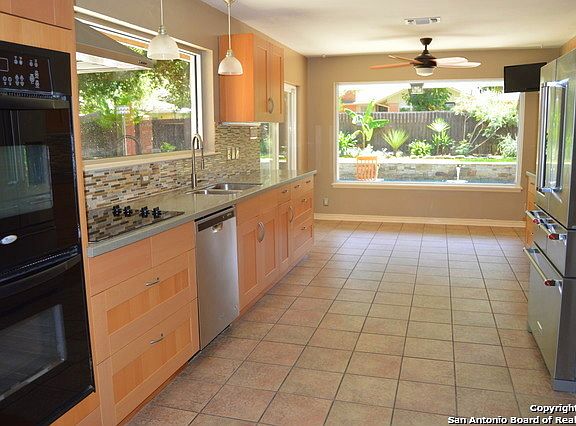 3rd image of 2918 Woodcrest Dr