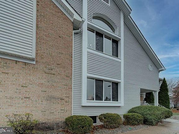 3rd image of 92 Joann Ct