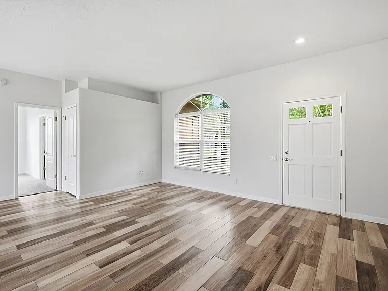 9810 Bennington Dr — Photo 5
