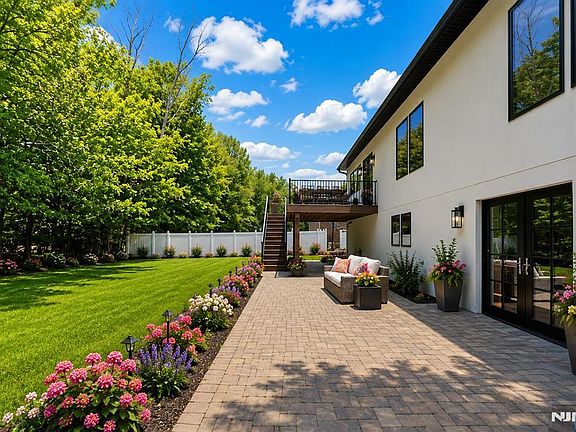 4th image of 284 Castle Dr