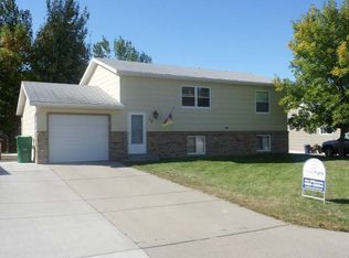 19 Benteen Dr, Bismarck, ND 58504
