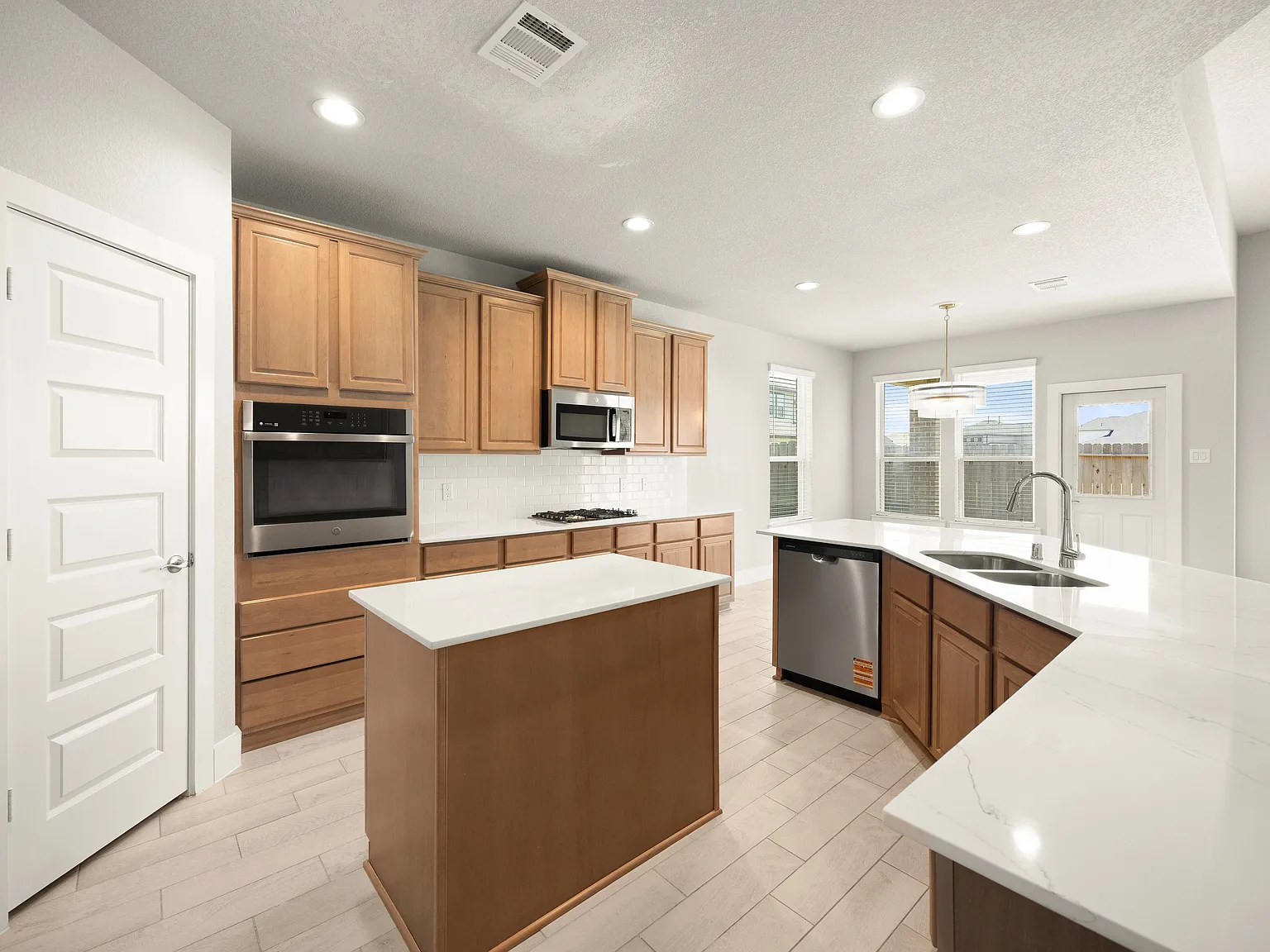 6 bed, 3.5 bath, 4029 sqft, $1,000 — Photo 4