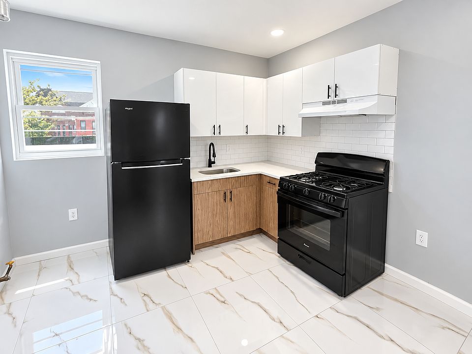 1st image of 472 S 15th St #3
