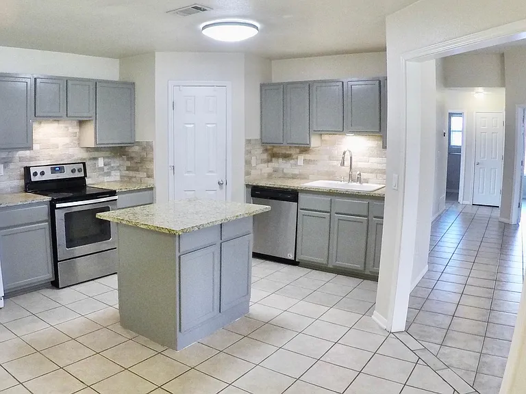 2705 Eastwood Dr — Photo 1