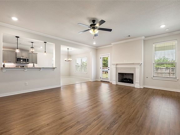 3rd image of 712 Diamond Ave