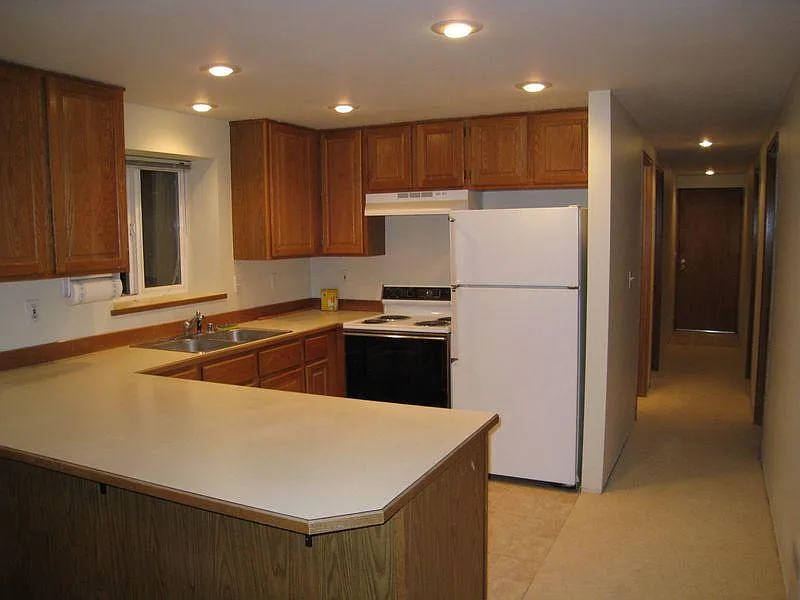 3 bed, 1100 sqft, $2,990 — Photo 3