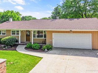 748 Hiawatha Dr, Elgin, IL 60120