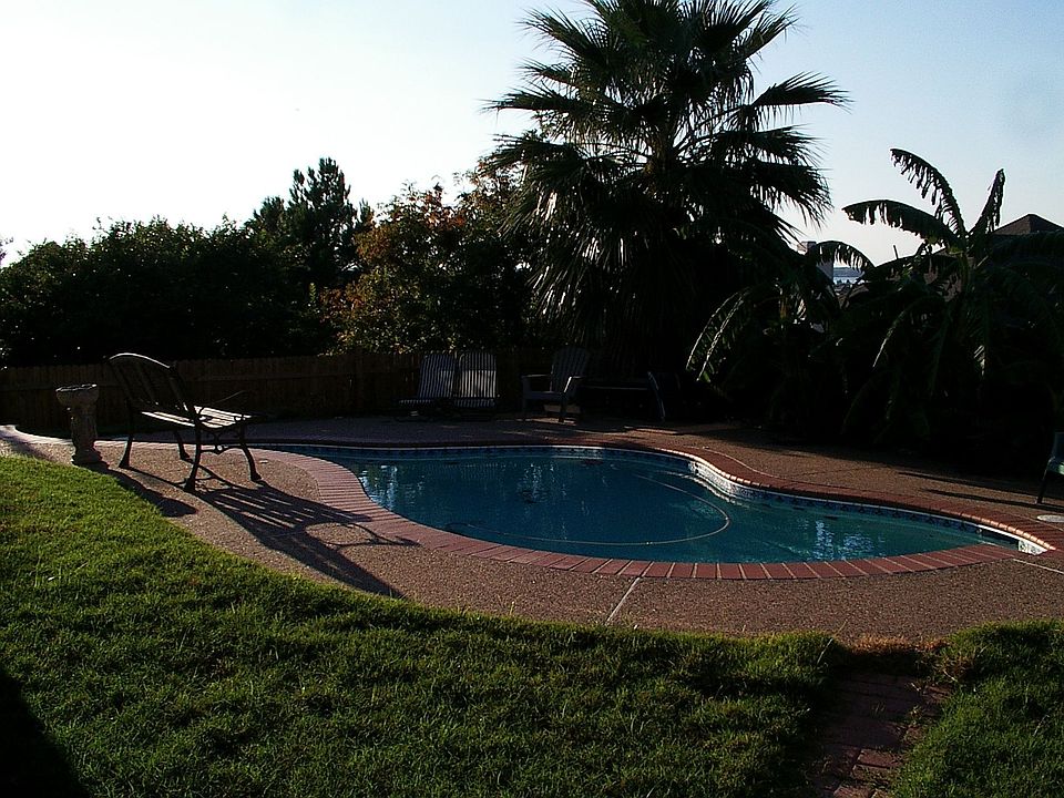 Inground pool w/fence (removable)