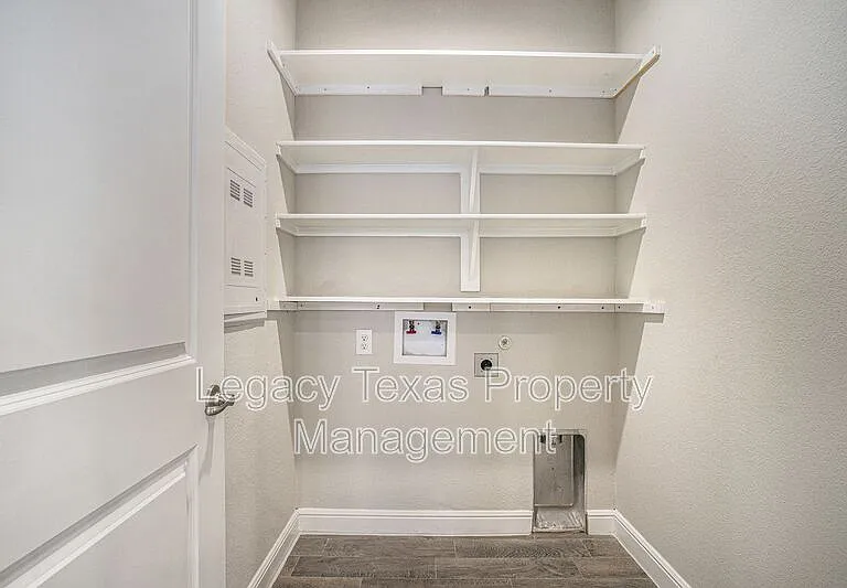 1912 Albany Ln — Photo 16