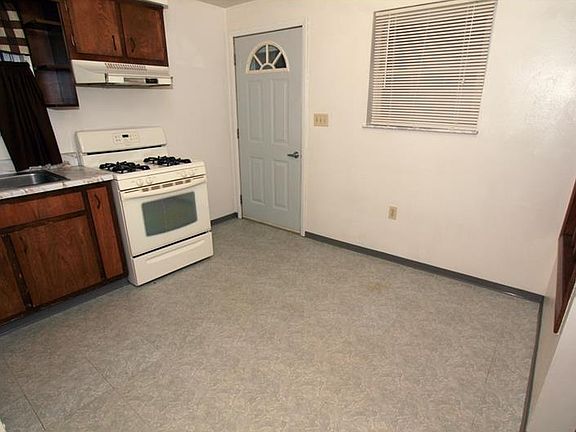 5th image of 89 Clair St