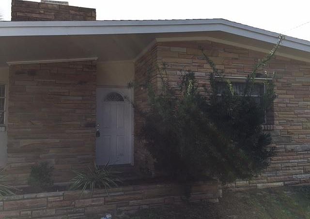 1st image of 822 NE Camino St