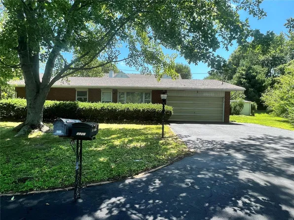 5007 Staten Dr, Godfrey, IL 62035