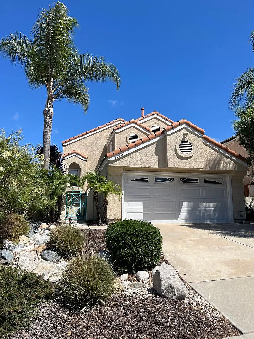 Single-Family Home with Private Yard in Rancho Del Oro — Photo 1