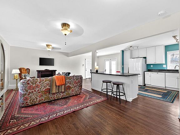 5th image of 3823 Danbury Ln