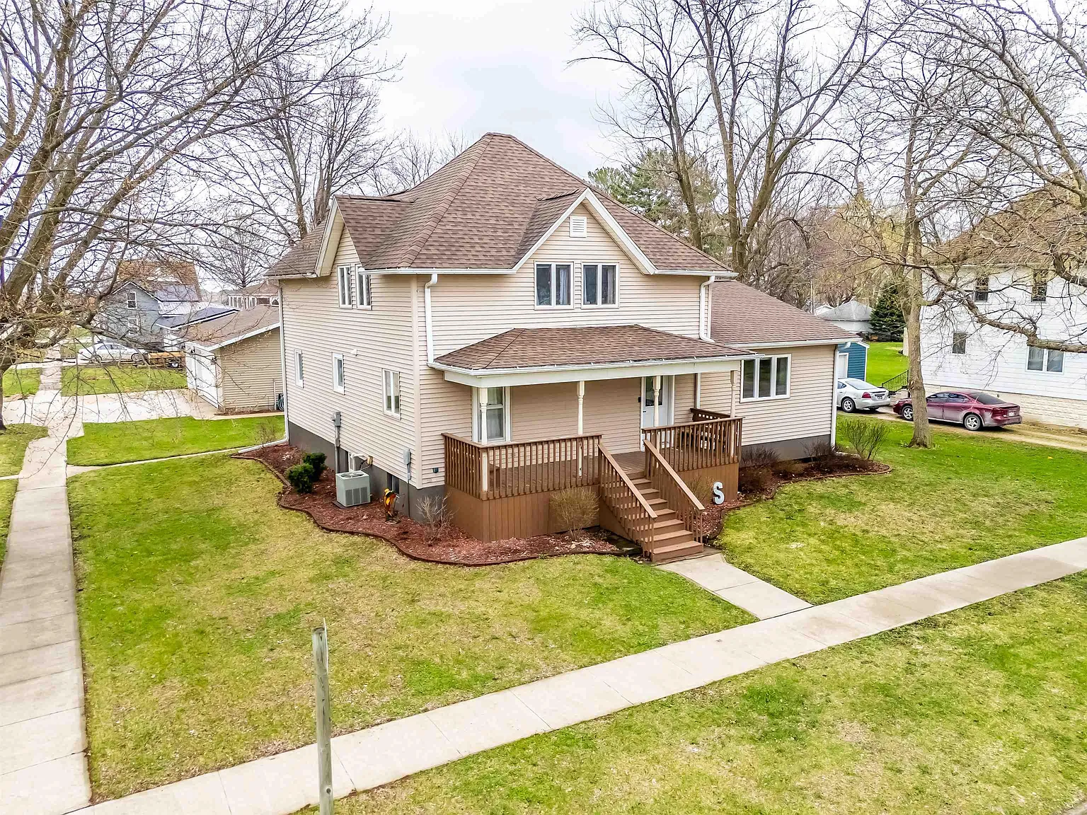 246 Briggs Ave photo 1
