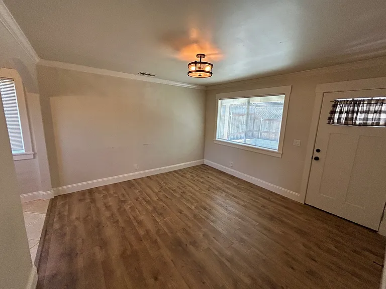 817 York St — Photo 9