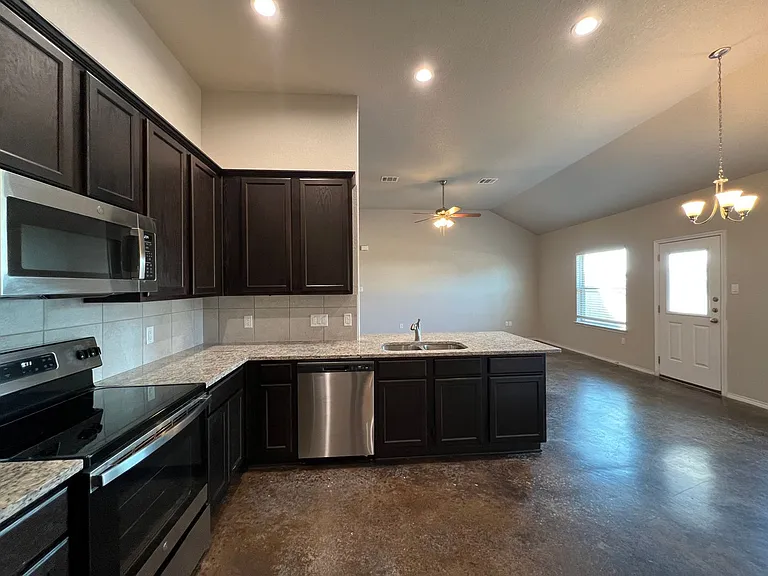 1128 Renee Way — Photo 6