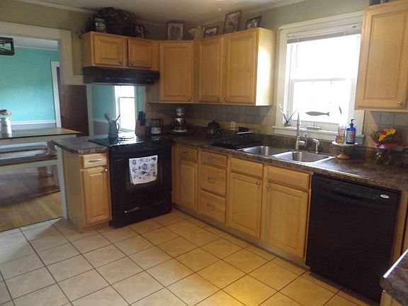 5th image of 220 Harmon St