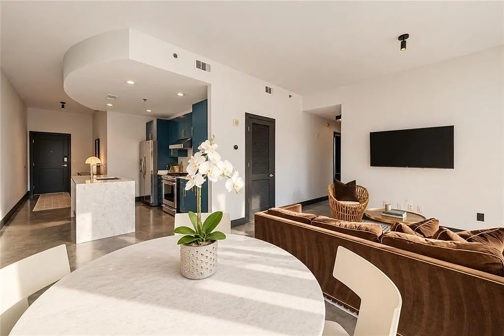 2 bed, 2.0 bath, $5,950 — Photo 2
