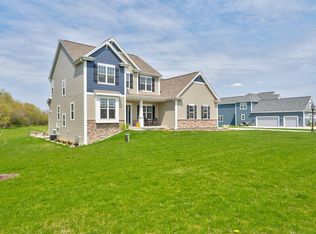 N69W27986 Steepleview Ln, Hartland, WI 53029