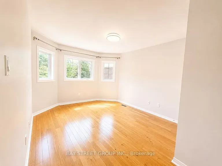 1054 Chateau Ct — Photo 27