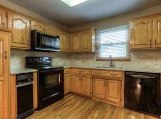 913 E Oakview St, Olathe, KS 66061