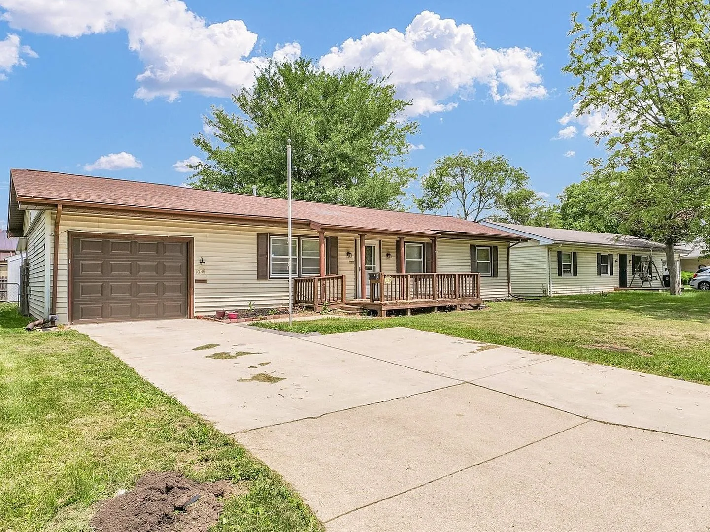 1045 Briarcliff Dr photo 1