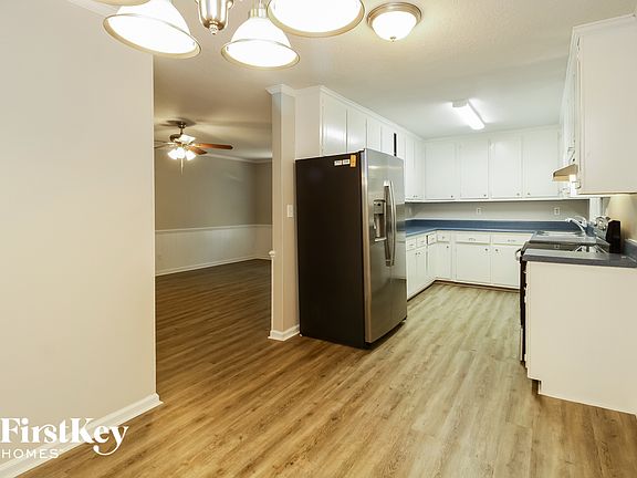 5th image of 625 Scott Dr