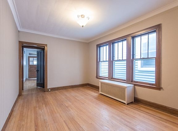 4th image of 3625 N Leavitt St #1