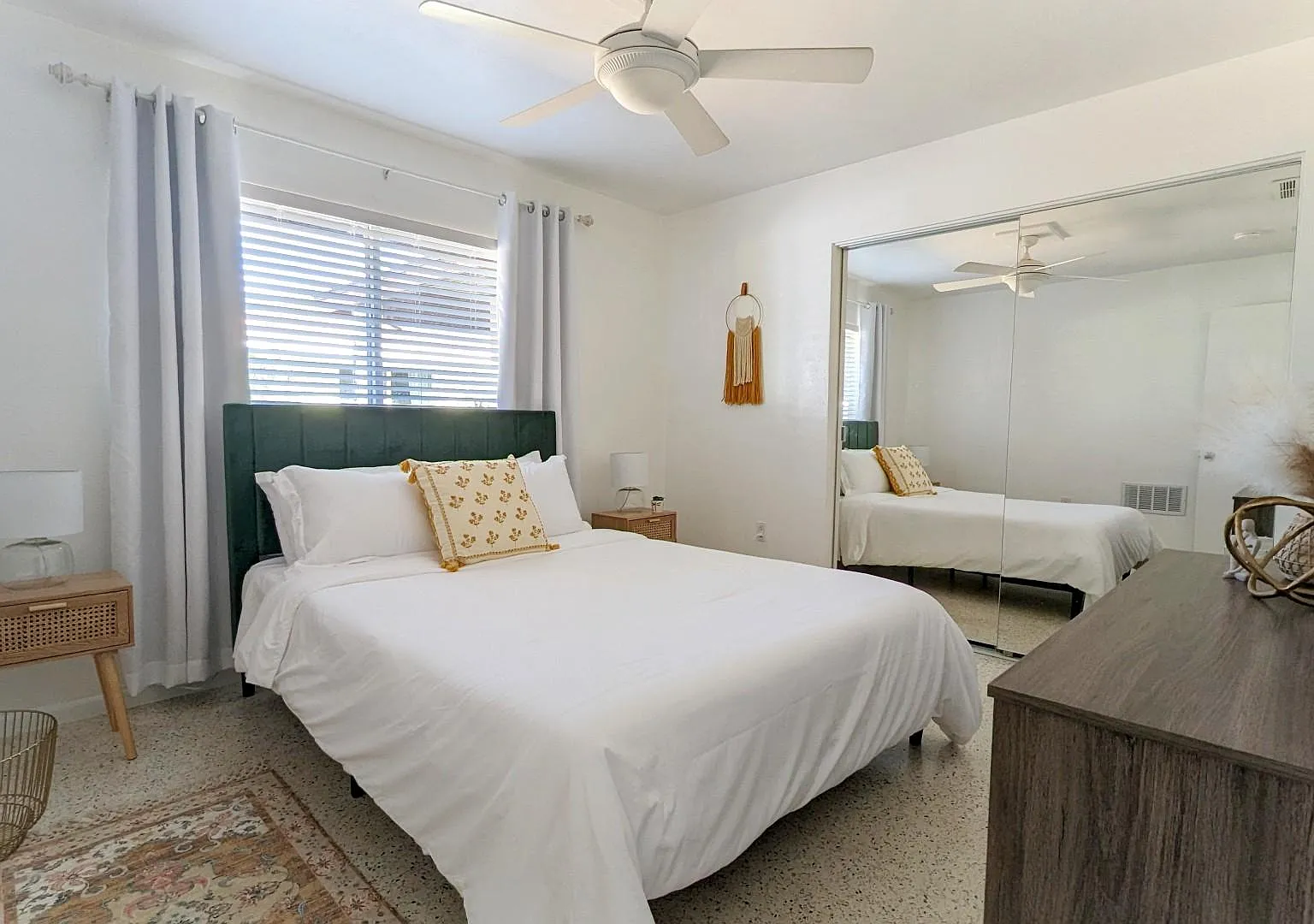 2846 W Tamiami Cir — Photo 2