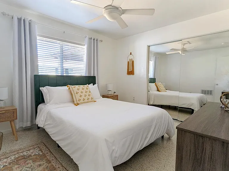 2846 W Tamiami Cir — Photo 2