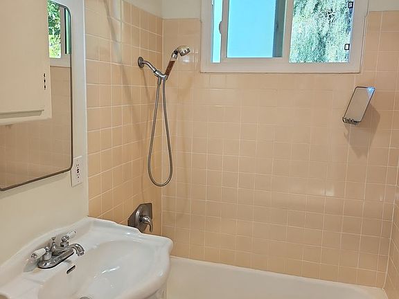 4th image of 519 1/2 San Francisco Ave