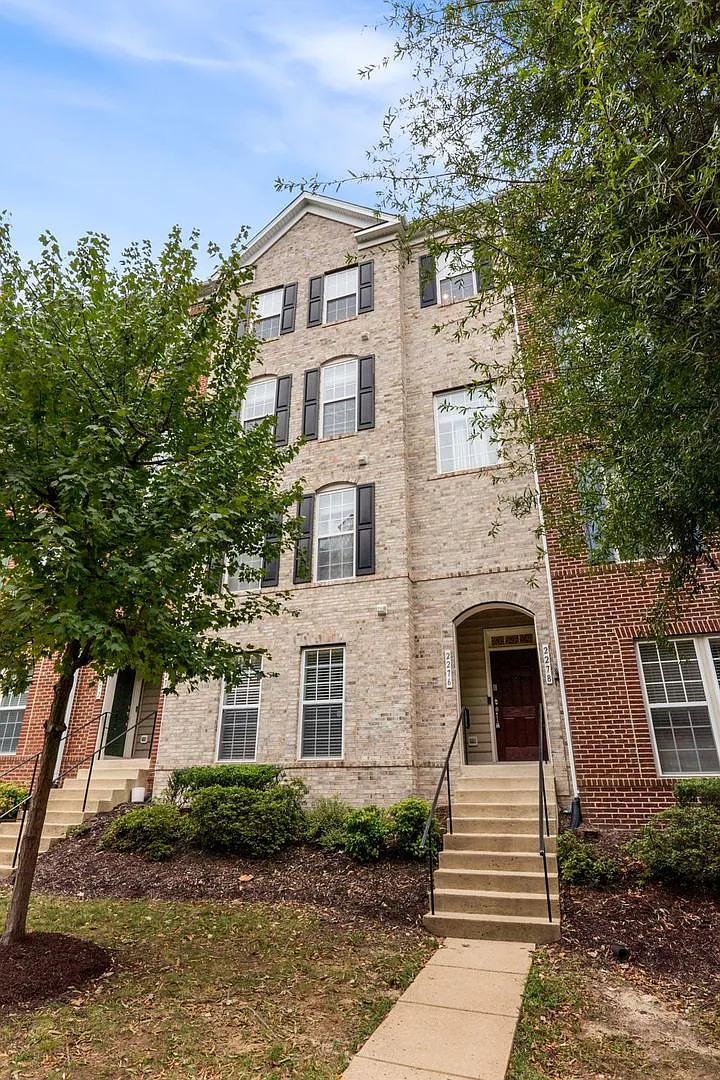Spacious home in Potomac Club with brand new fully painted walls! — Photo 3