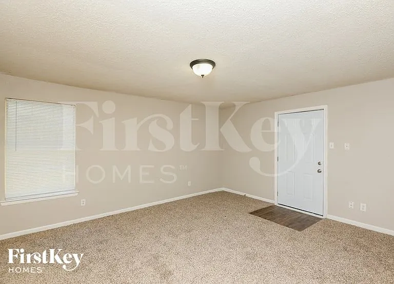 841 Hackamore St — Photo 2