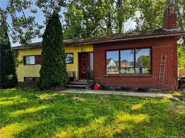 5 Greenbelt Ln, Bathurst, NB E2A 6E7