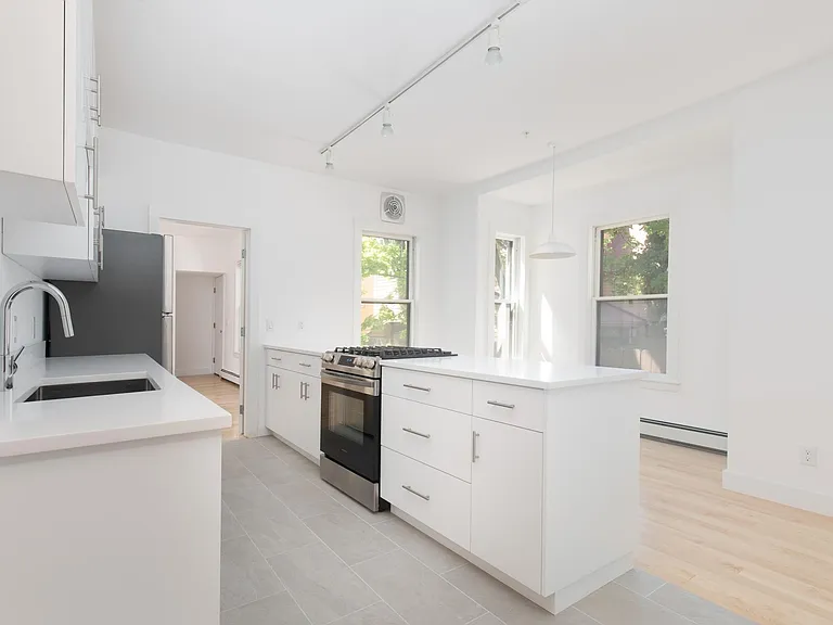 507 Putnam Ave — Photo 4