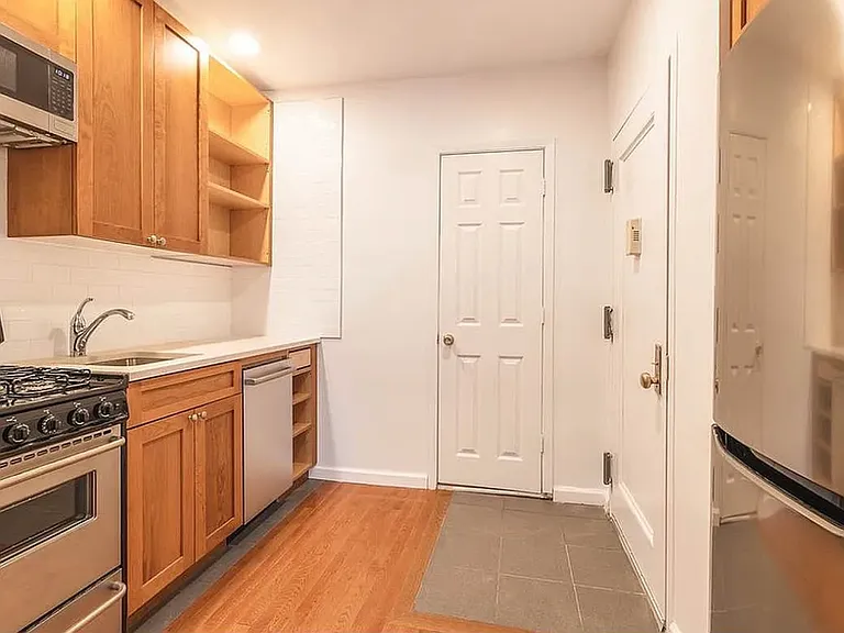 426 E 9th St #2A — Photo 3