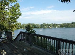 8833 Lakeview Blvd, Clarkston, MI 48348