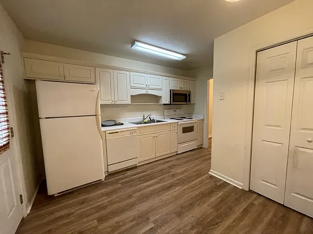 504 Edgecliff Ln — Photo 9