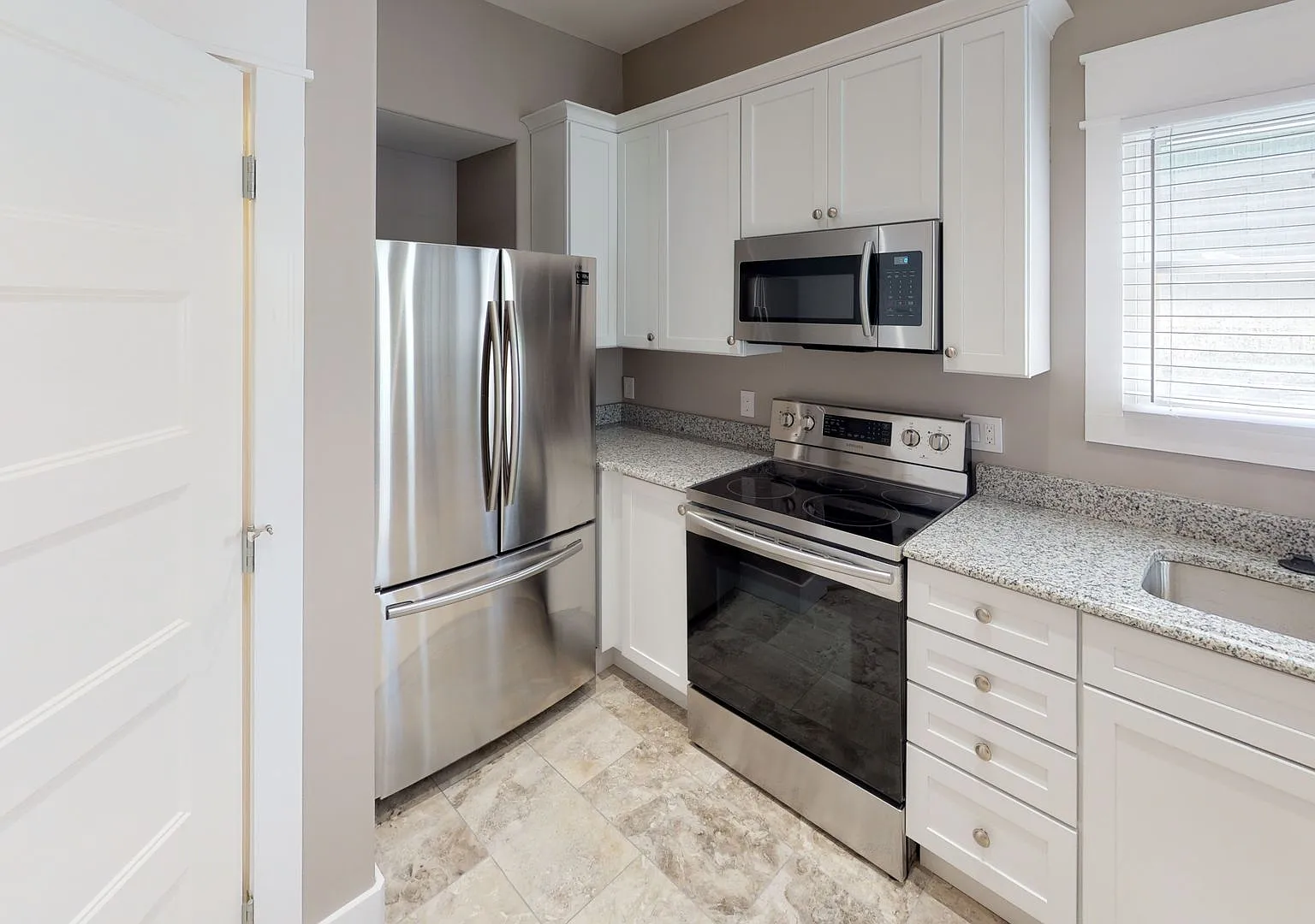 Waitlist for Aug2027Jul2028 Now Open! | 5BR/4BA Duplex in Fort Sanders | Walk to UTK — Photo 4