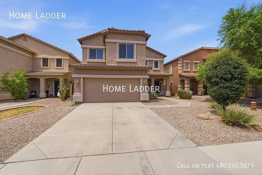 Modern 3-Bedroom Home with Loft, 2-Car Garage & Community Pool — Photo 3
