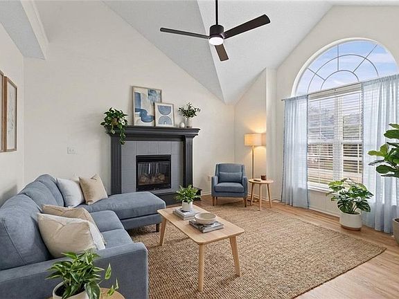 3rd image of 1106 Creekside Ct